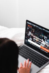 NetflixとTELASAの無料トライアルを比較するとどちらがお得？