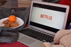 NetflixとTELASAの無料トライアルを比較する際のポイントは？