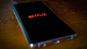 NetflixとTELASAの料金を月額で比較するとどちらがお得？