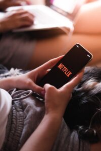 NetflixとWATCHAの料金を月額で比較するとどちらがお得？